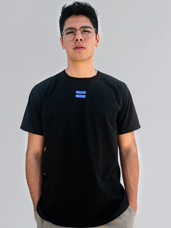 Remera oversize unisex negra 100% de algodón con diseño de signo igual azul en DTF