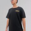 Remera oversize unisex negra 100% de algodón con diseño de palabra moi en color dorado en DTF