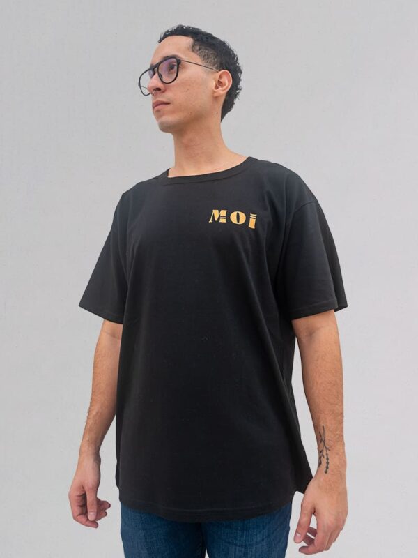 Remera oversize unisex negra 100% de algodón con diseño de palabra moi en color dorado en DTF