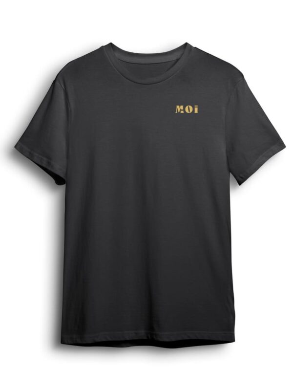 Remera oversize unisex negra 100% de algodón con diseño de palabra moi en color dorado en DTF